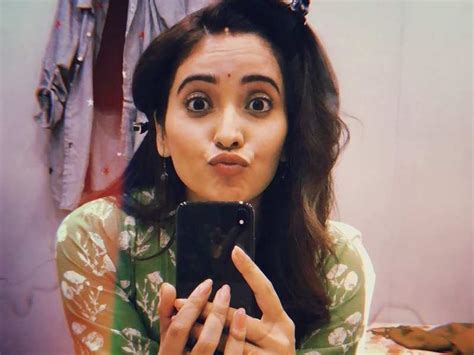 Asha Negi crosses 2 million followers on Instagram; sends kisses to her ...