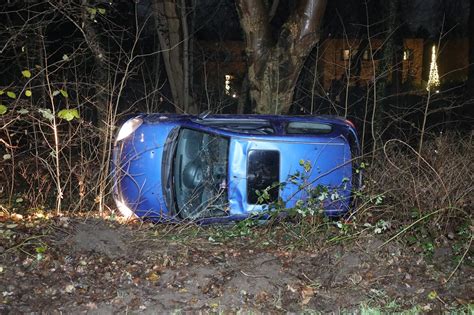 Auto Belandt Op Zn Kant In Bosjes Nederland