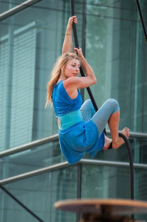 Il Ritratto Di Una Giovane Donna Tutto Soppesato Per Le Acrobazie Aeree