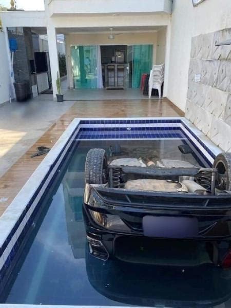 Carro cai em piscina e jovem morre Motorista não estaria embriagada