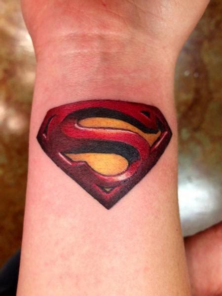 Superman na nadgarstku wzory tatuażu Wzory tatuaży i inspiracje