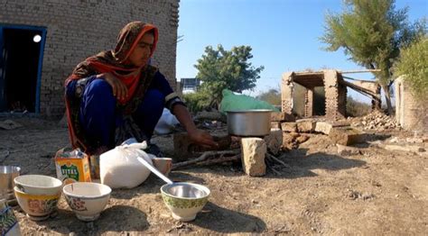 سندھ میں خیمے اور راشن نہ ملنے پر سیلاب متاثرین کی زیرِ آب علاقوں میں واپسی بچوں کو مجبوراً