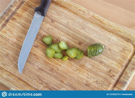 Cuchillo Pepinillo Y Tajadera En La Tabla Imagen De Archivo Imagen