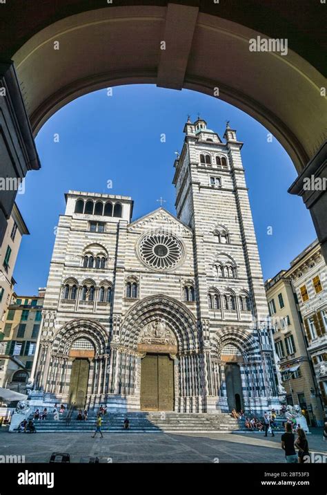 Fachada gótica principal de la Catedral de Génova desde la Piazza San