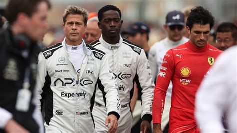 Brad Pitt Fait Sensation Silverstone Avec Sa Tenue Du Parfait Pilote