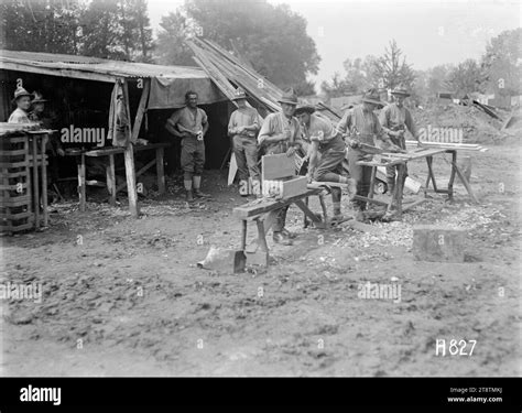 The Pioneers Of A Wellington New Zealand Regiment At Work On The Transport Lines The Pioneers