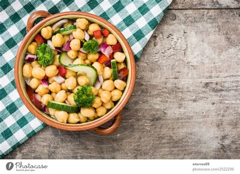 Kichererbsensalat In Brauner Sch Ssel Auf Holz Ein Lizenzfreies Stock