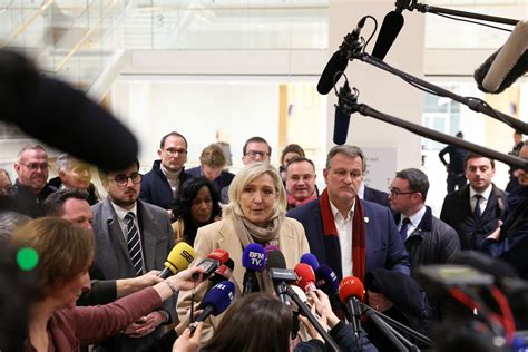 La Extrema Derecha De Marine Le Pen Presentará Una Moción De Censura