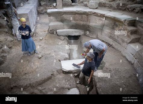 171016 Jerusalem Oct 16 2017 Israeli Archaeologists Work At The Western Wall