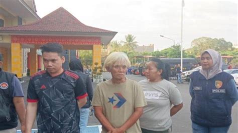 Foto Foto Momen Menegangkan Saat Penggerebekan Narkoba Di Tangga