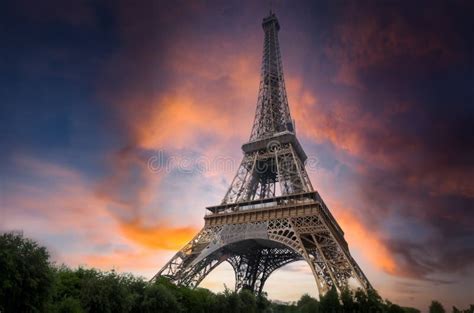 Monumento De La Torre Del Eiffel Par S Puesta De Sol Foto De Archivo