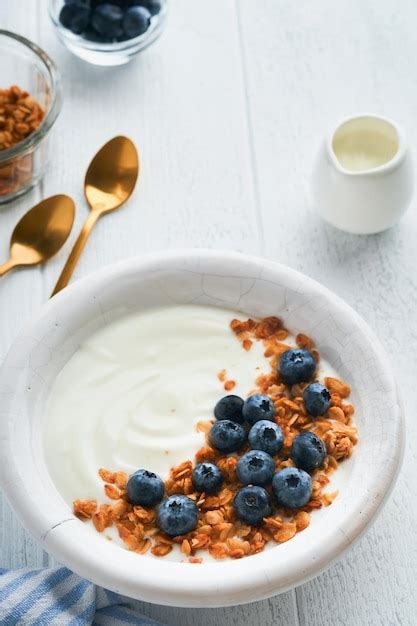 Iogurte Iogurte Grego Granola E Mirtilos Frescos Em Tigela Branca