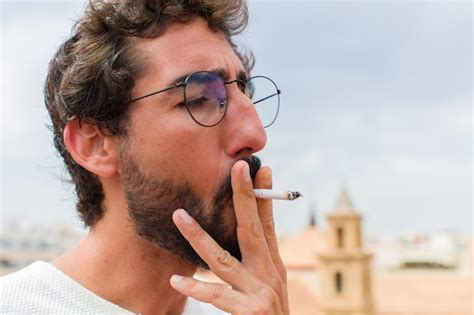 Joven Barbudo Fumando Un Cigarrillo Foto Premium