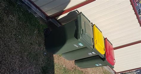 If You Look Close Enough These Bins Look Like Traffic Lights Imgur