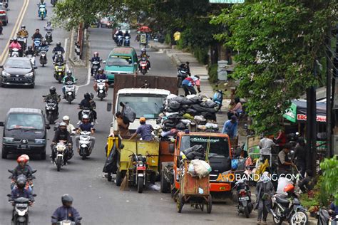 Sampah Masih Menumpuk Di Wilayah Bandung Raya Akibat Tersendatnya