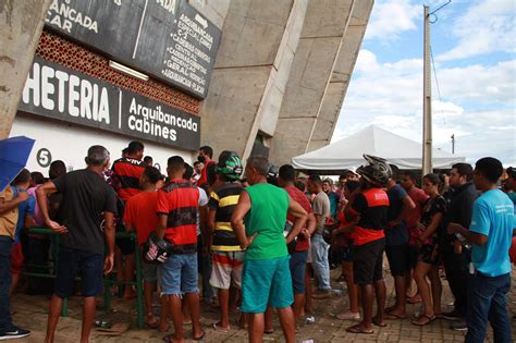 Altos X Flamengo torcedores enfrentam até 9h de fila para comprar