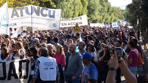 La Marcha Universitaria En Mendoza Sum A Personas En Defensa De