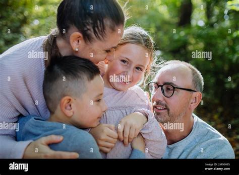 Retrato De Familia Feliz Con Los Ni Os En Un Bosque Fotograf A De Stock