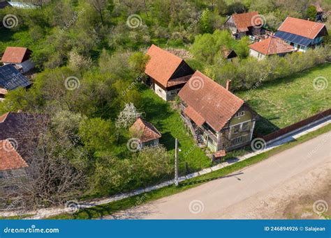 vista aerea de uma tipica aldeia hungara na romenia foto de stock
