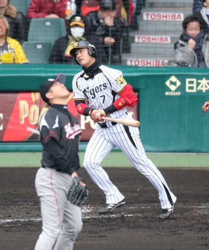 ＜神・ロ＞3回1死一、二塁、成瀬の前に左飛に倒れる阪神・西岡 ― スポニチ Sponichi Annex 野球