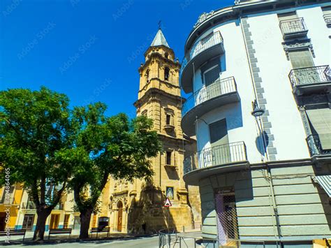 Campanario De Una Iglesia En Una Plaza Arbolada Cerca De Un Edificio De