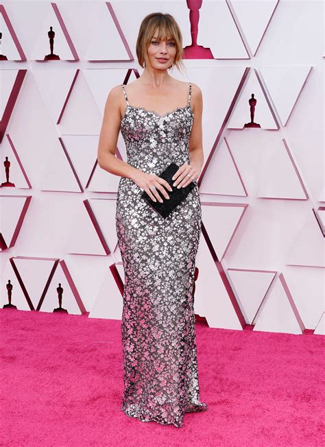 Oscars 2021: Margot Robbie Debuted Chic Bangs | Glamour