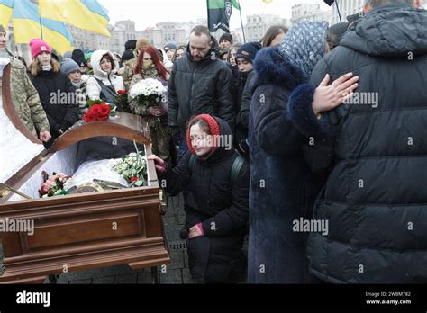 KIEV UKRAINE 11 JANVIER 2024 Les Personnes En Deuil Rendent