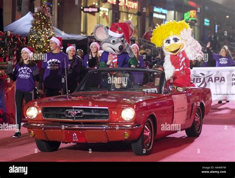 Chuck E Cheese And Helen Hi Res Stock Photography And Images Alamy