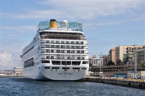 Reggio Calabria La Meravigliosa Neo Costa Riviera Attracca Al Porto Foto