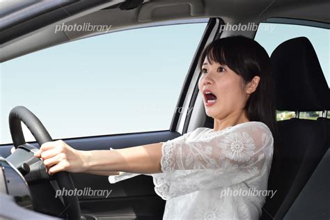 車を運転する女性 写真素材 5158273 フォトライブラリー Photolibrary