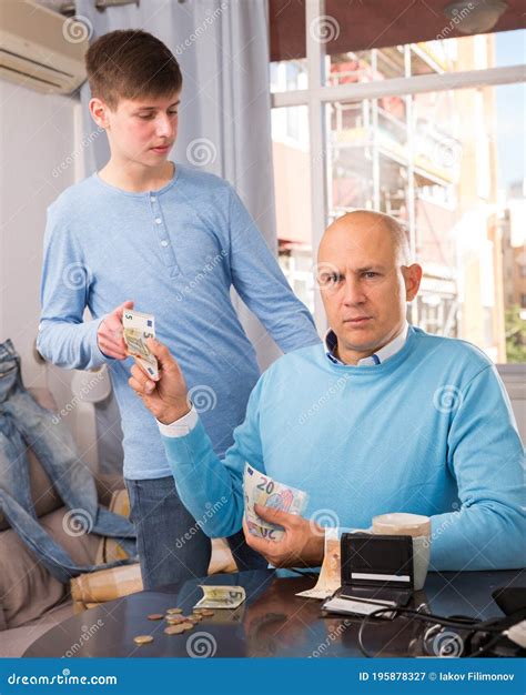 Padre Dando Dinero A Su Hijo Imagen De Archivo Imagen De Exigente