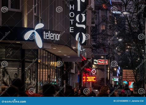 Desenfoque Selectivo Sobre El Logotipo De Un Telenor Frente A Su Tienda