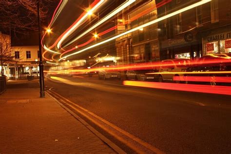 Trilhas De Luz Na Estrada Ao Longo Dos Edif Cios Noite Foto Premium