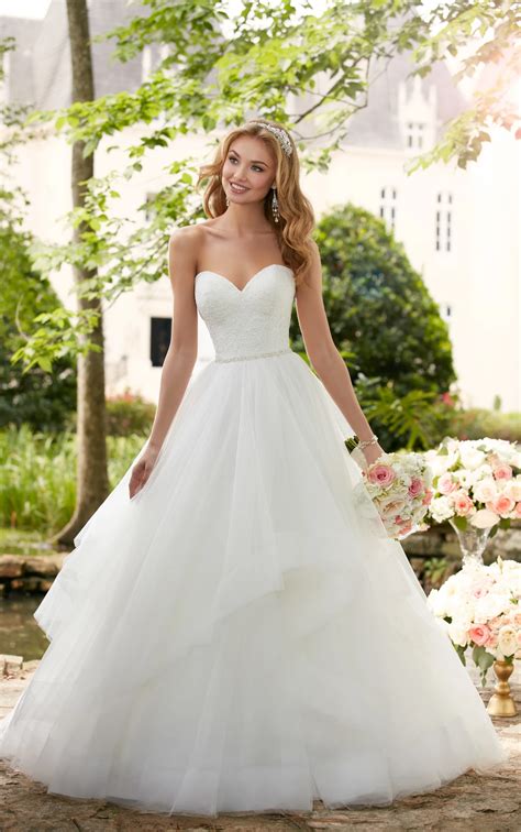 How many layers of tulle in a wedding dress | Beachweddingtips.com