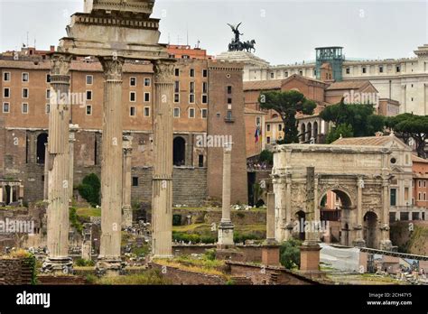 Los Restos Del Templo De Castor Y Pollux Y El Arco De Septimio Severo