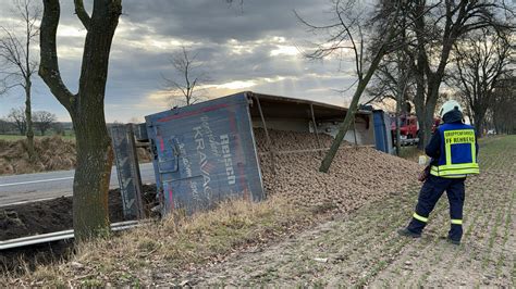 Stundenlange Sperrung Der B 198 Nach Laster Unfall Wir Sind