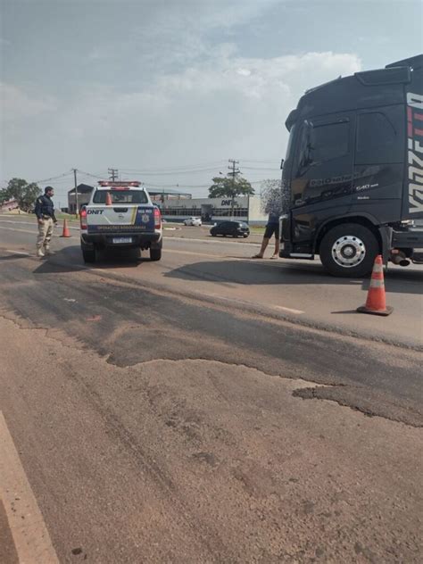 Carro vai parar fora da pista após colisão carreta na BR 364 em