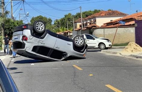 Itaipuaçu Carro capota em acidente em cruzamento perigoso Maricá Info