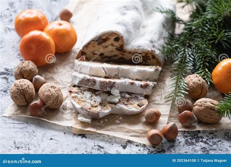 Tres Rodajas De Tarta De Navidad Con Nueces Y Pasas De Mazapán Y Ramas