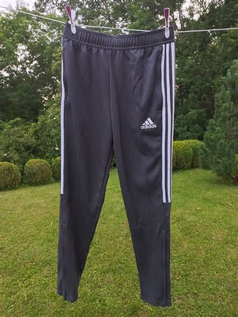 Trainerhose Von Adidas Gr M Kaum Getragen Kaufen Auf Ricardo