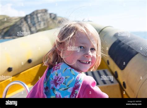 Fille Sur Un Bateau Banque De Photographies Et Dimages à Haute Résolution Alamy