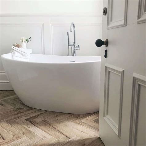 Light Wood Herringbone Bathroom Flooring Ideas for Minimalist Space ...