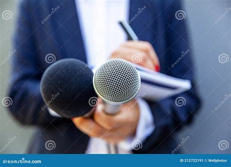 1,985 Reporter Tv News Microphone Stock Photos - Free & Royalty-Free Stock Photos from Dreamstime