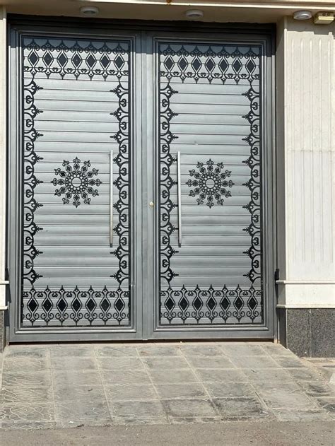 Stylish Iron Gate Design for Home Entrance