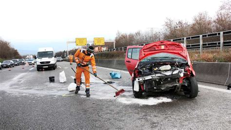 Unfall auf B14 bei Waiblingen Sprinter kracht in Renault B14 für