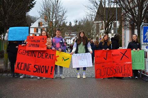 Schönauer Schüler demonstrieren gegen Absperrung des Schulhofs