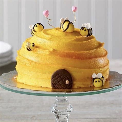 Yellow Buttercream Beehive Cake With Sugar Sculpted Bees Jeanette S