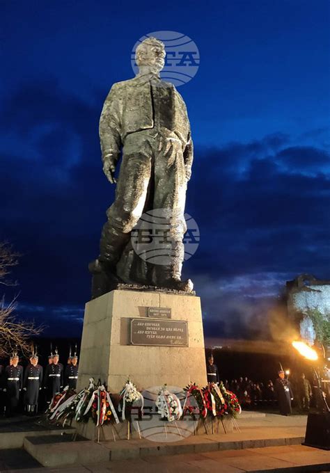 На паметника на Васил Левски в Ловеч бяха отбелязани 150 години от ...