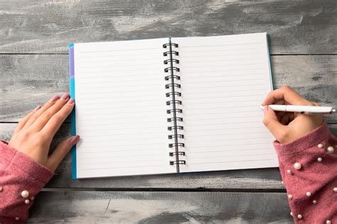 Bloc De Notas Y Pluma De Mano De Mujer Foto Premium