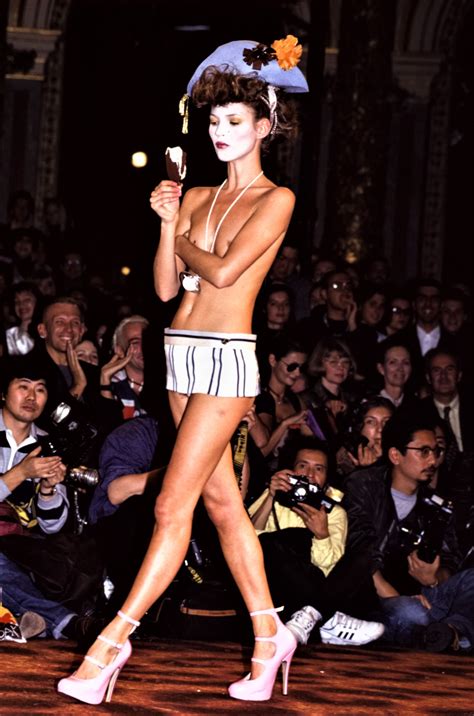 Vivienne Westwood Momentos Inolvidables Sobre La Pasarela Vogue